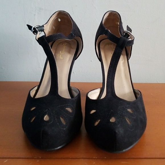 Cute vintage style high heels! Worn once! - Picture 2 of 4